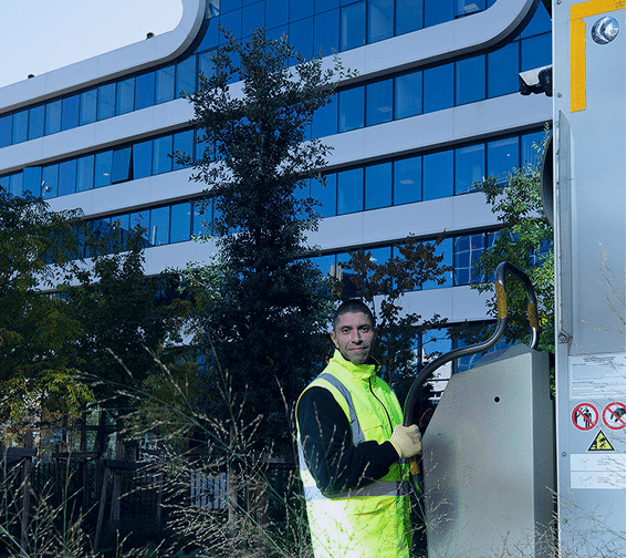 agent d'entretien à l'arrière d'un camion poubelle