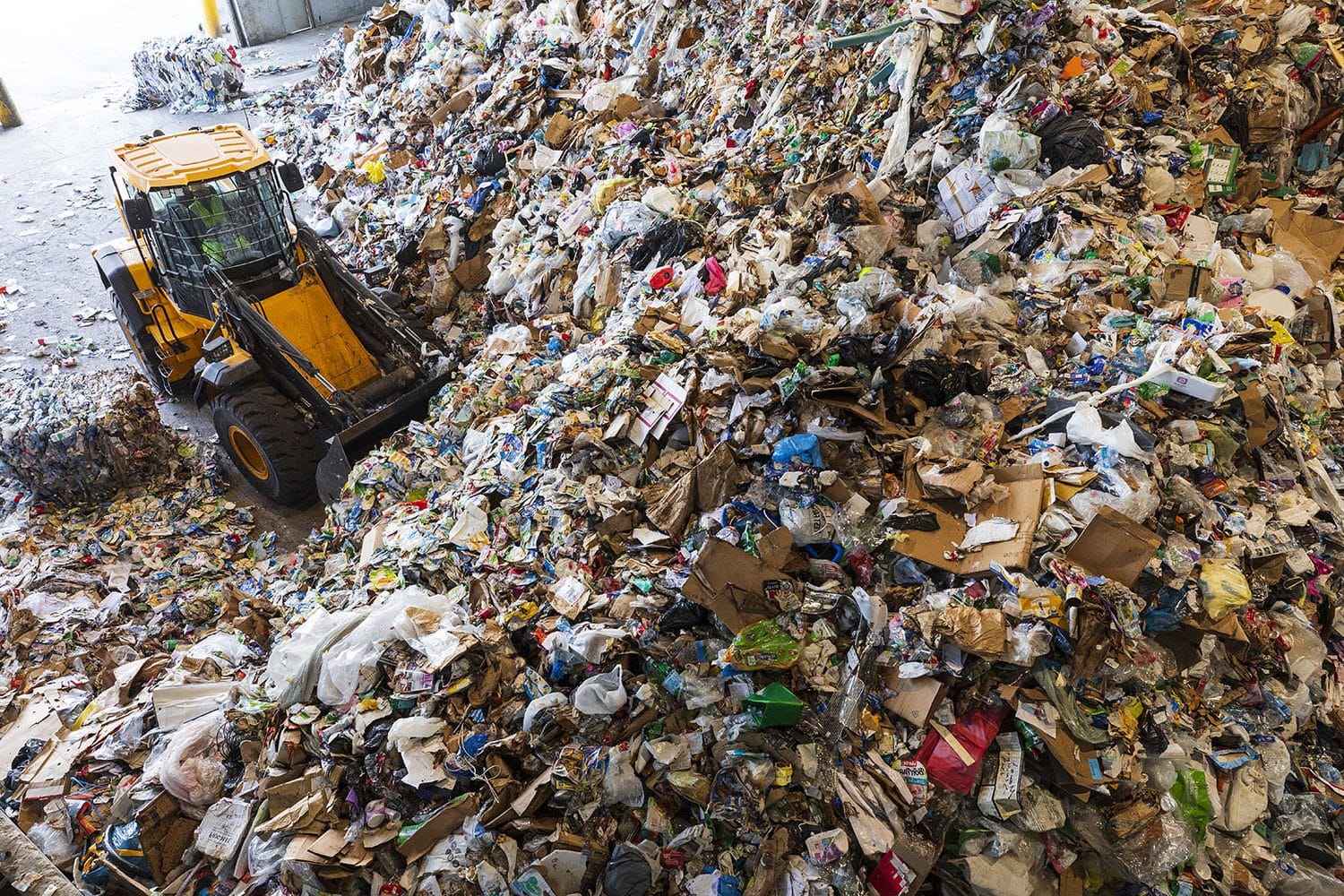 camion pelleteuse poussant des déchets