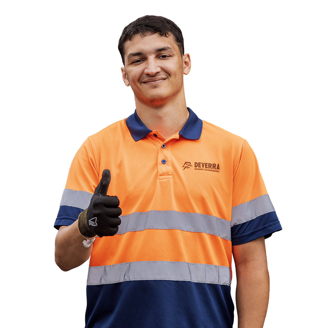 agent d’entretien faisant un pouce vers le haut