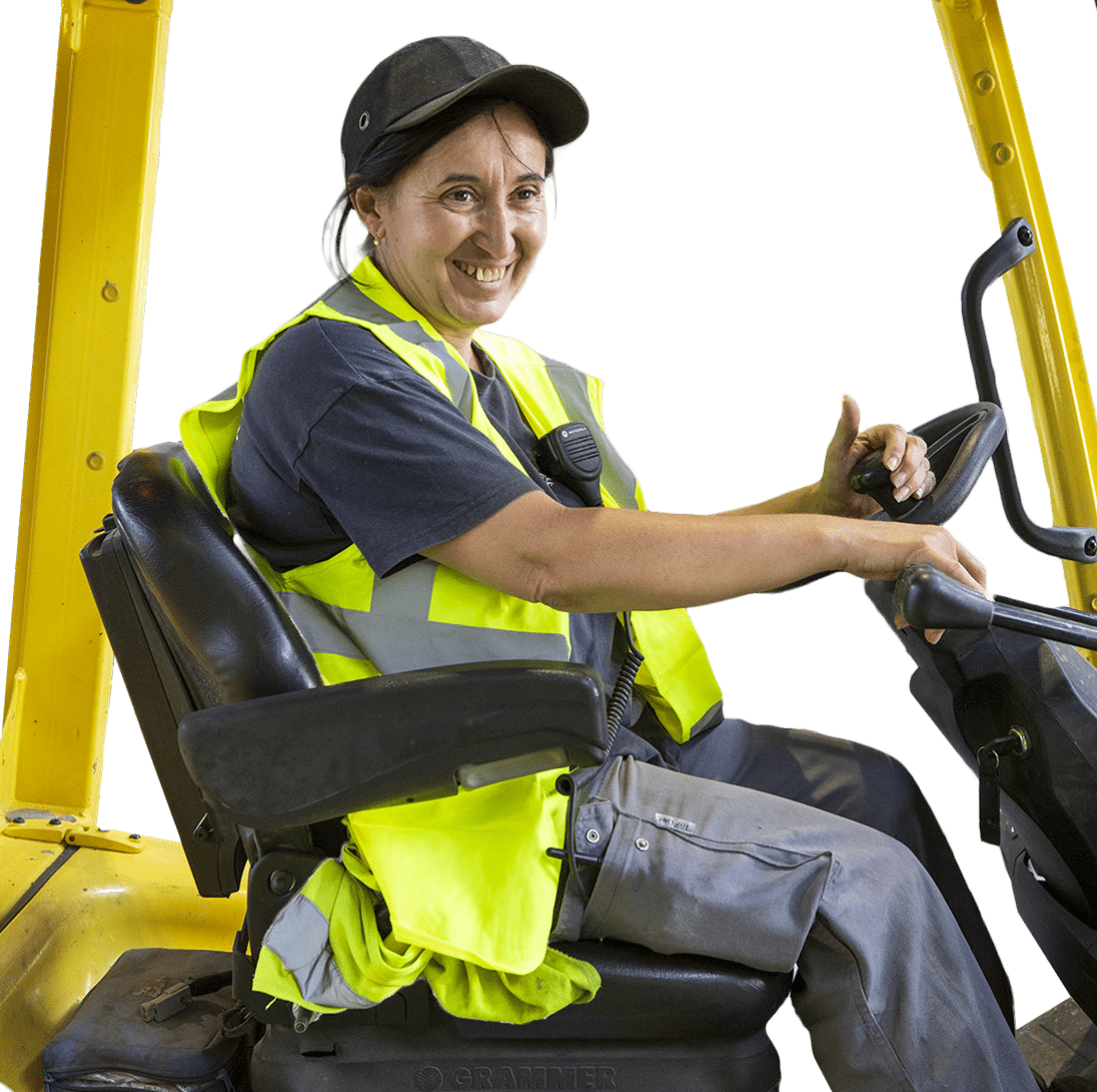 agent d'entretien conduisant chariot élévateur