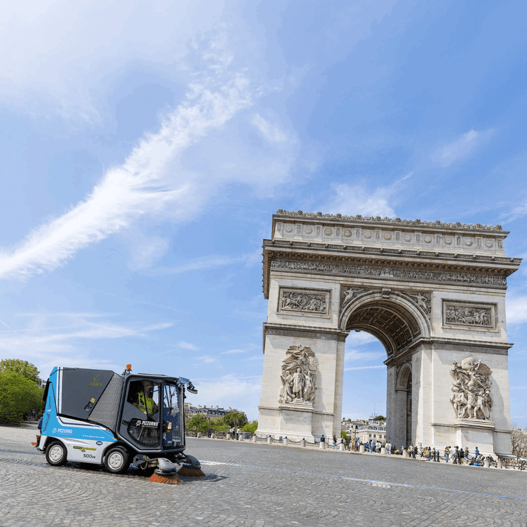 camion de nettoyage arc de triomphe