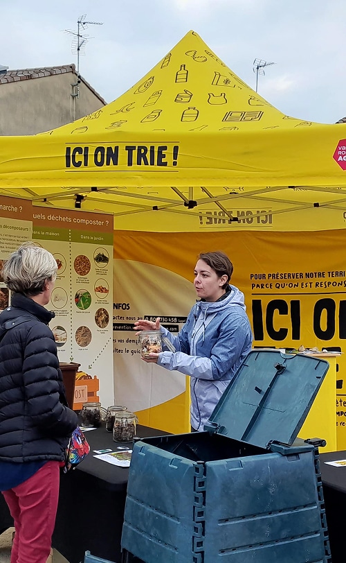 Stand d'information sur le recyclage.